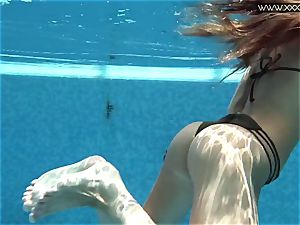 Tiffany Tatum peels off naked underwater